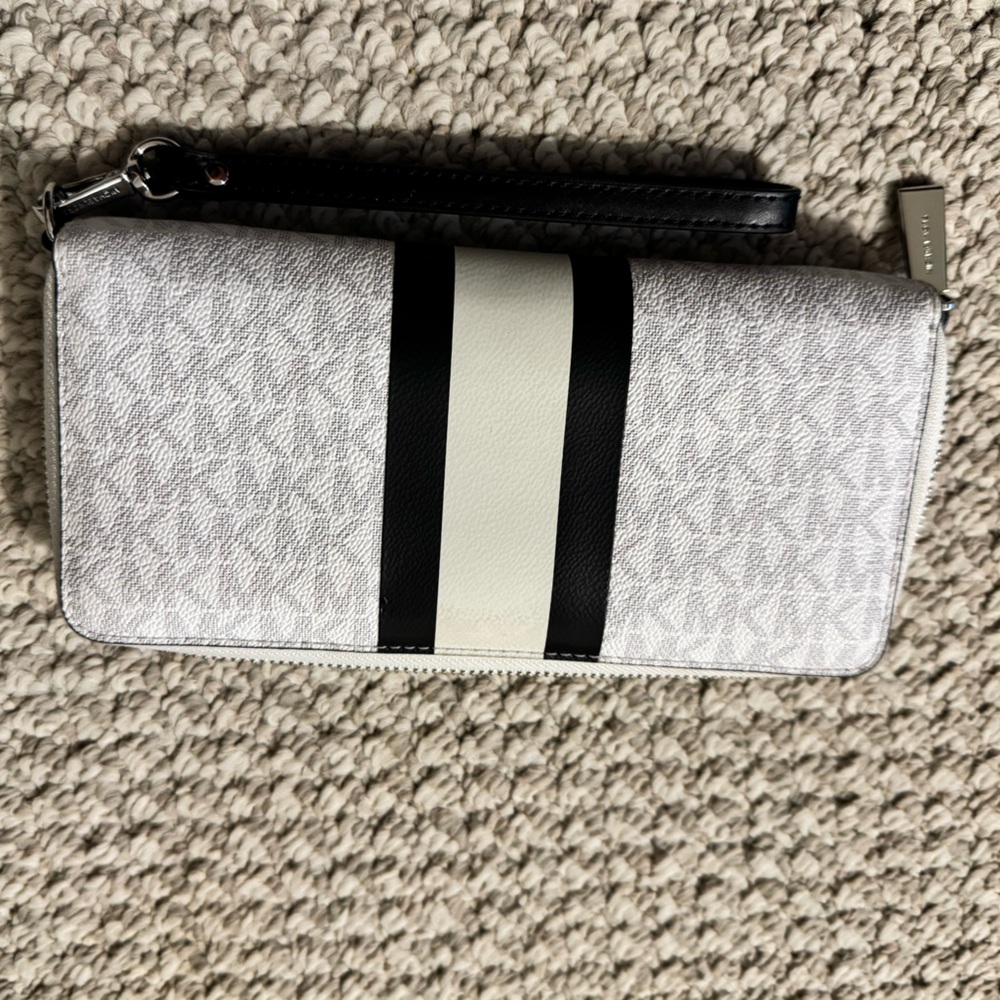 Michael Kors Large Logo Continental Wallet - Picture 2 of 5